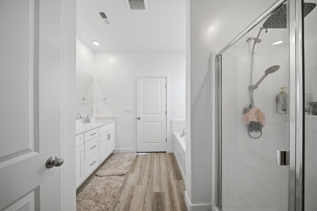 Building Photo - Extra Space, Extra Comfort! 5 Bedroom Home With Bonus Den in Long Valley!