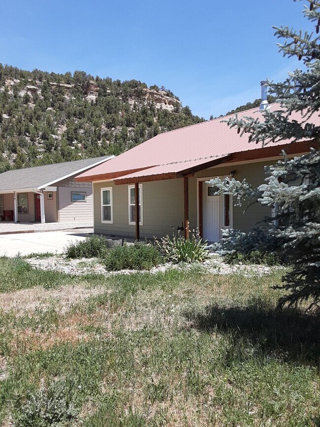 Building Photo - Lovely Dolores Home on Mtn. Side 3 bedroo...