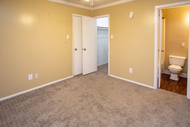 Building Photo - 1402 Holleman Dr