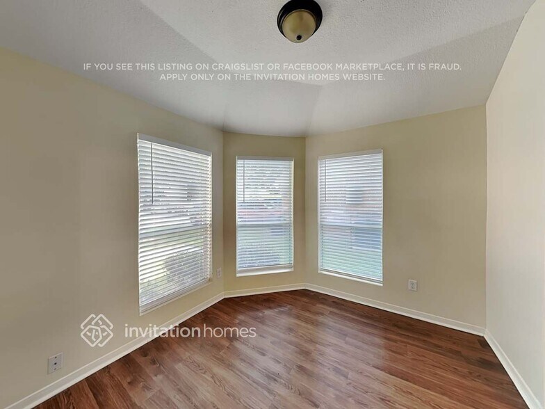 Building Photo - 1818 Day Lily Way