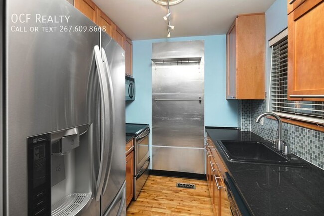 Building Photo - Wash Sq West 2 Bed Condo