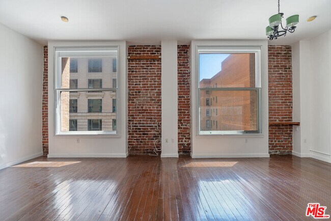 Building Photo - 257 S Spring St