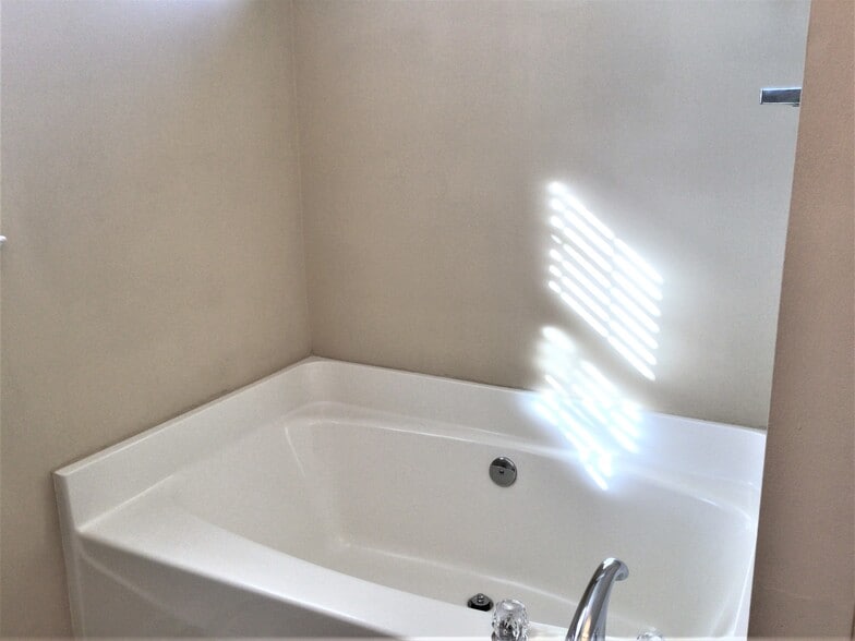 Building Photo - 5530 Brookdale Ridge Dr