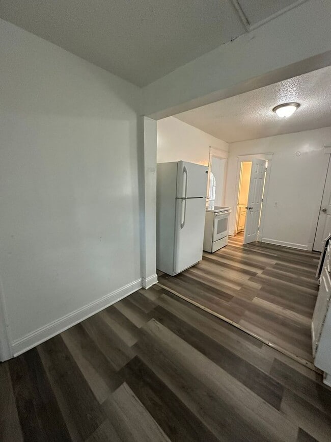 Building Photo - 4 bedroom 1.5 bath