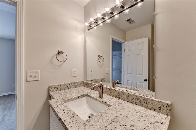 Building Photo - 2026 Merrimont Way