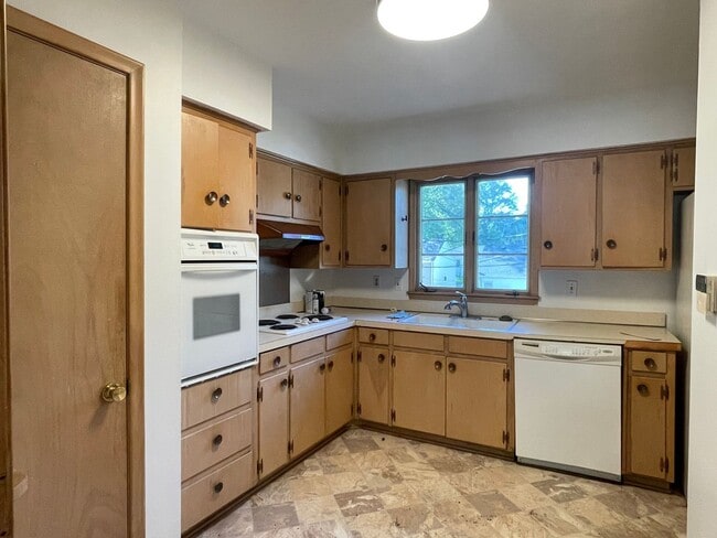 Building Photo - {731} Convenient Location + Full basement + 2 Car Tandem Garage