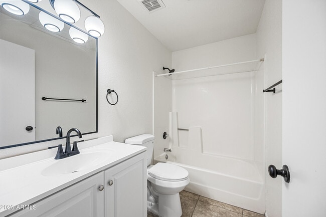 Building Photo - 2943 E Irwin Ave