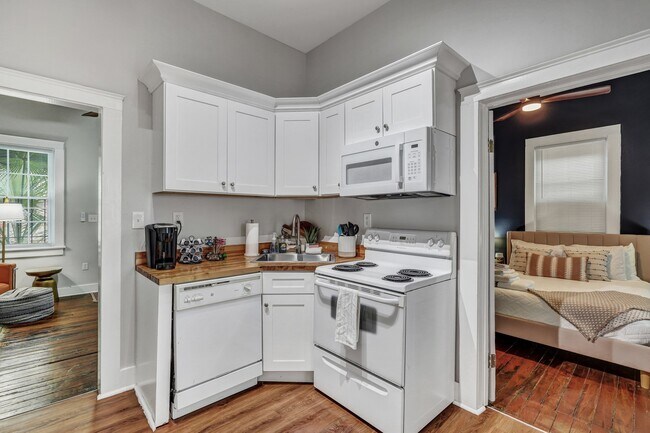 Building Photo - 305 W Waldburg Ln