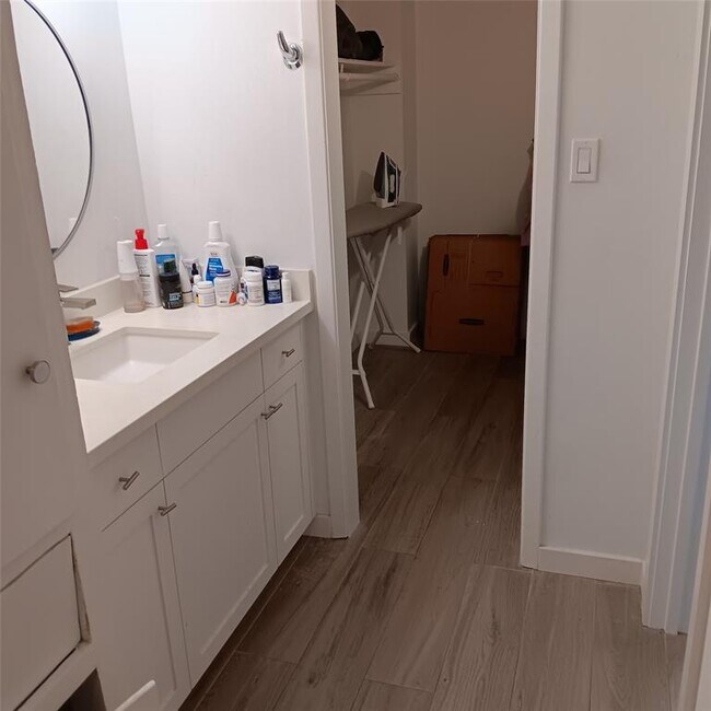 Building Photo - 815 Kipling St