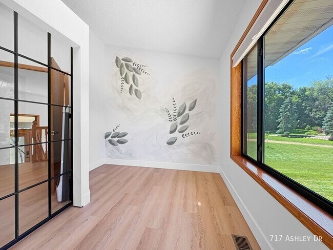 Building Photo - 717 Ashley Dr