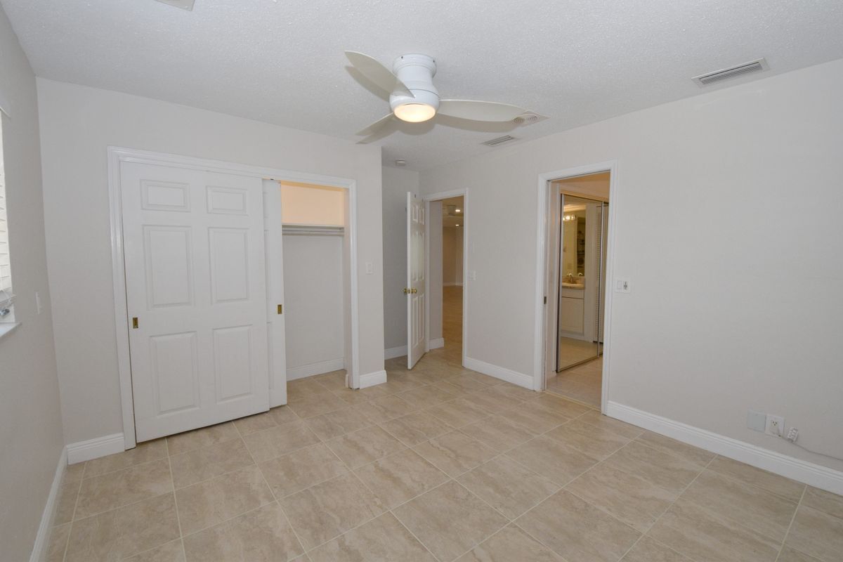 Building Photo - 3461 Lakeview Dr