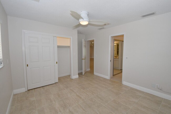 Building Photo - 3461 Lakeview Dr