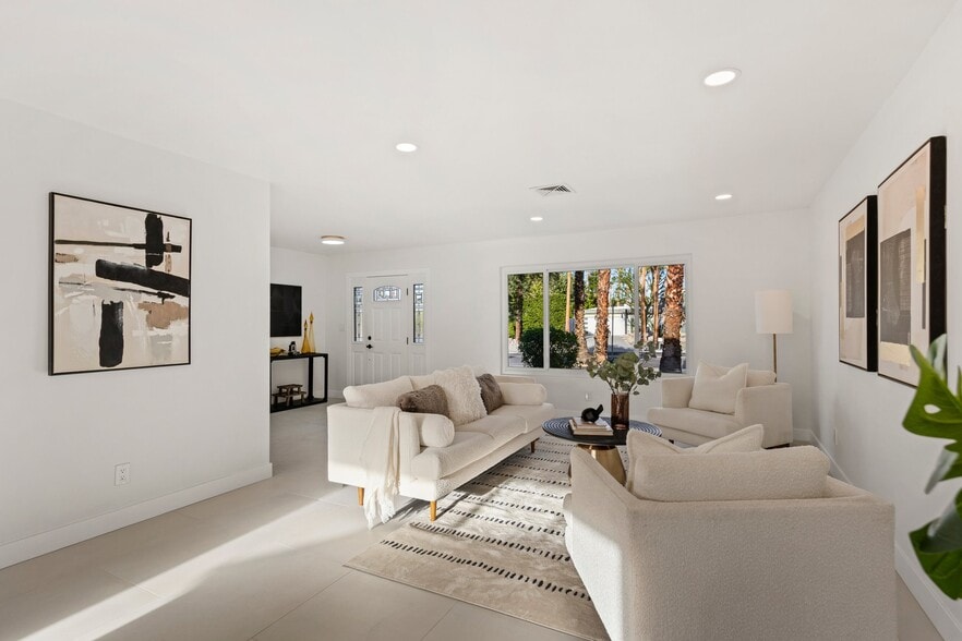 Building Photo - 1111 S San Joaquin Dr