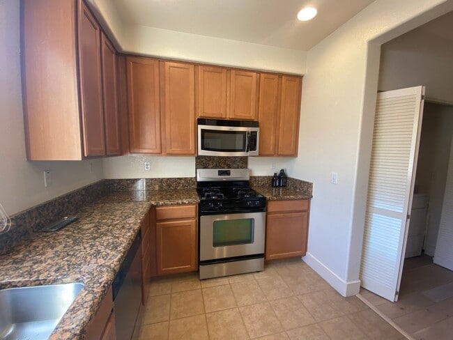 Building Photo - Newer Multi-Level Downtown Townhouse with Double Master Bedrooms