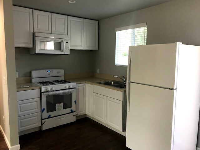 Kitchen - 19723 Hiawatha St