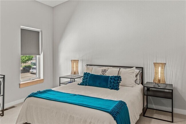 Building Photo - 352 W 5th St