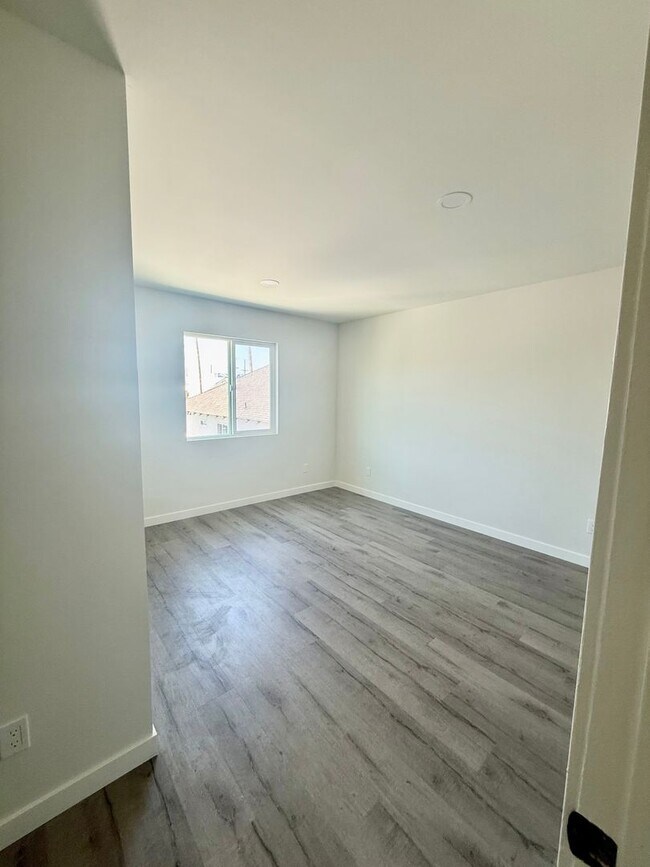 Building Photo - 5844 Denver Ave