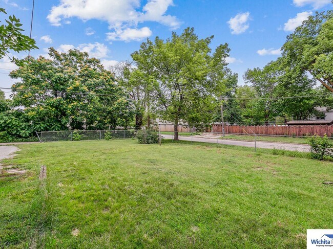 Building Photo - 2 bedroom 1 bathroom home with a large gar...