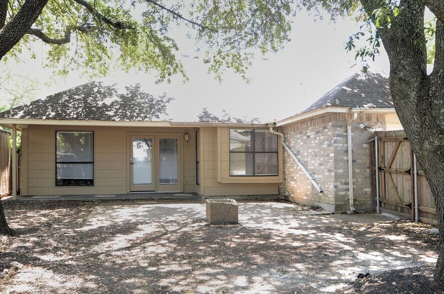 Building Photo - 8901 Greentree Dr