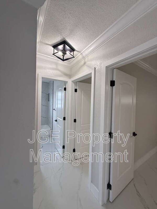 Building Photo - 3128 SW 12th Pl