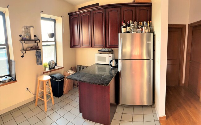 Building Photo - A must-see sun-splashing condominium unit ...