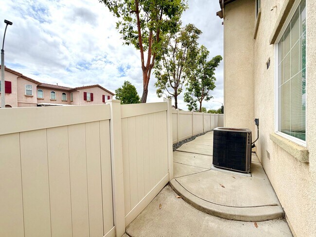 Building Photo - Charming 3 Bedroom Bel Flora Home with Private Patio & Amenities