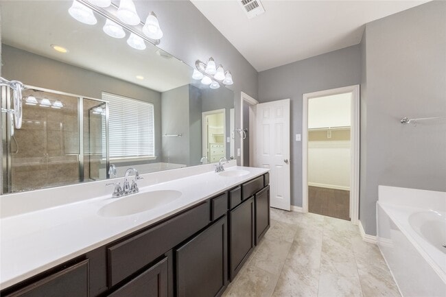 Building Photo - 2432 Greenbrook Dr