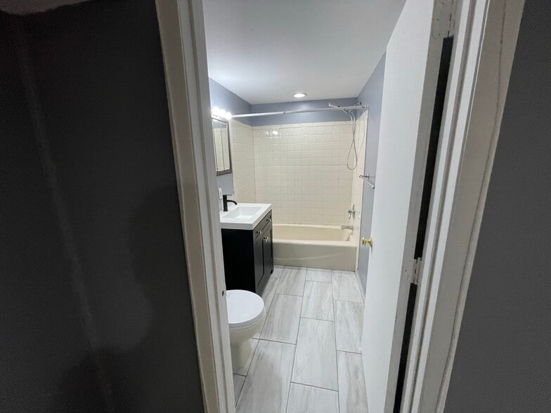 Building Photo - 216 Carnation Ct