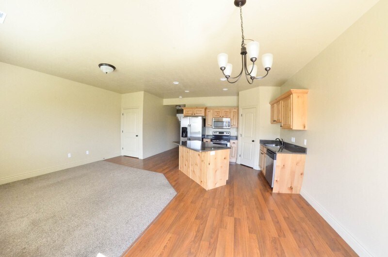 Building Photo - 84 E 715 S