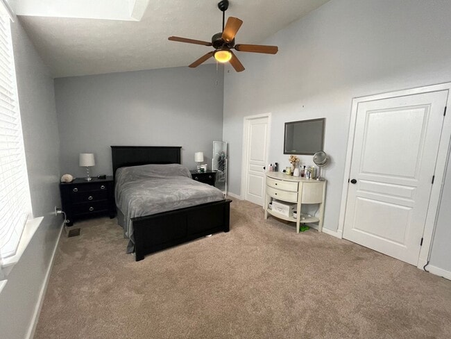 Building Photo - Stylish Townhome with 2 Suites, Hardwood Floors, Stainless Steel Appliances, and Granite Countert...