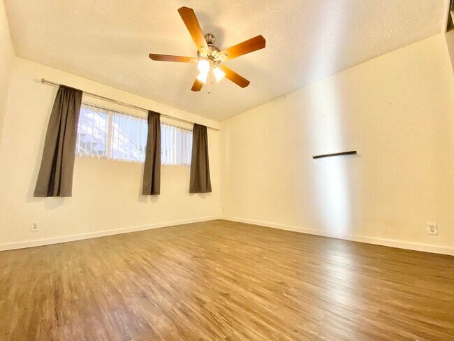 Building Photo - 1810 N Harvard Blvd