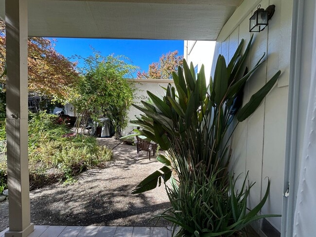 Building Photo - 2 Bed, 2.5 Bath Walnut Creek Home – Peacef...