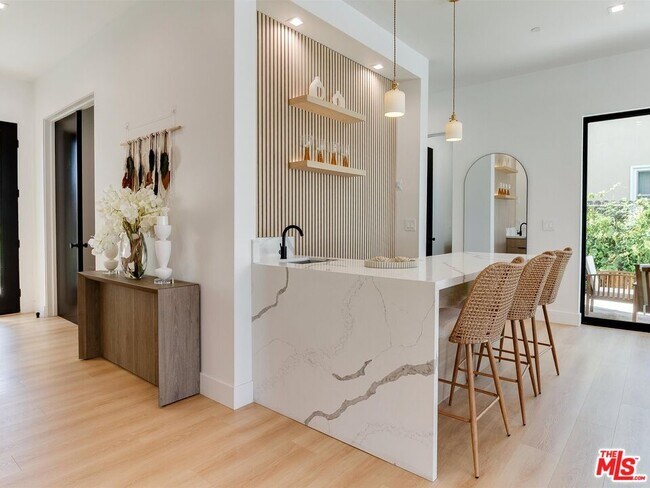 Building Photo - 5929 Hesperia Ave