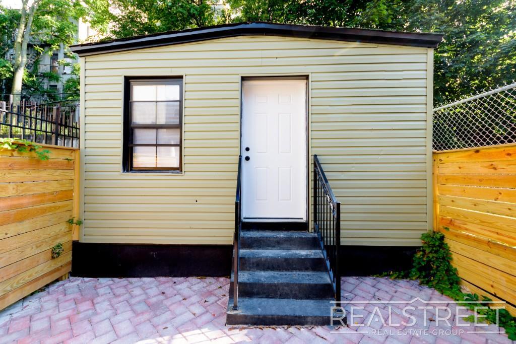 Building Photo - 3 Bed 2 Bath with W/D & Terrace!
