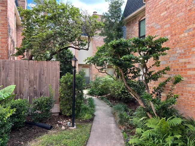 Building Photo - 1601 S Shepherd Dr