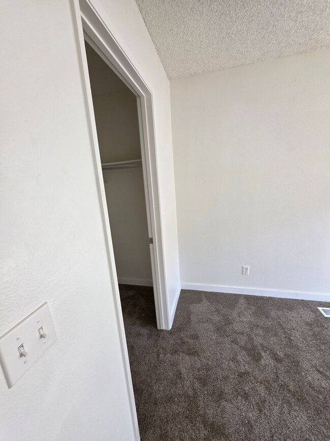 Building Photo - Updated 2 Bedroom, 1.5 Bath Townhouse-Styl...