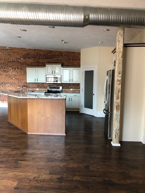 Large kitchen - 144 W Liberty St