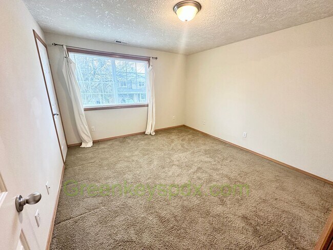 Building Photo - Awesome 3-bedroom, 2.5-bathroom house in North Portland Near Trenton Park - $200 Off First Month!