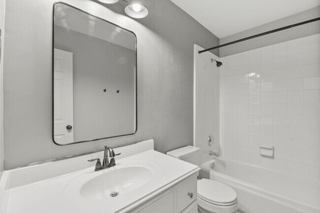 Building Photo - Charming 4-Bed in Clear Lake ISD – Move-In...