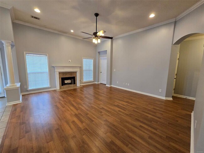 Building Photo - 1032 E Poplar St