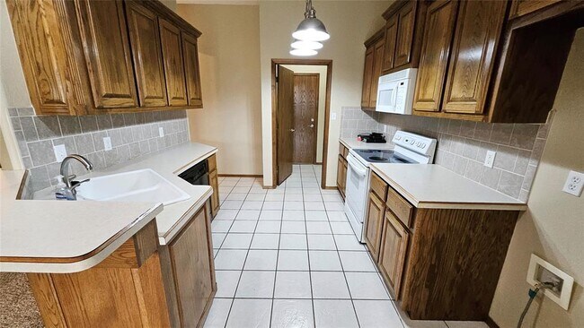 Building Photo - 420 E Plantation Terrace
