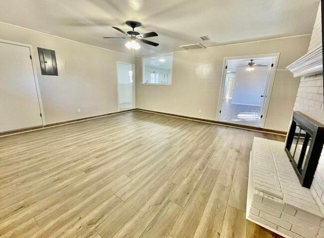 Building Photo - Pre-leasing now for 3 bed 2 bath near Texa...