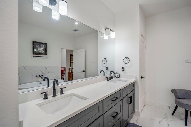 Building Photo - 6405 Highland Pine Ln
