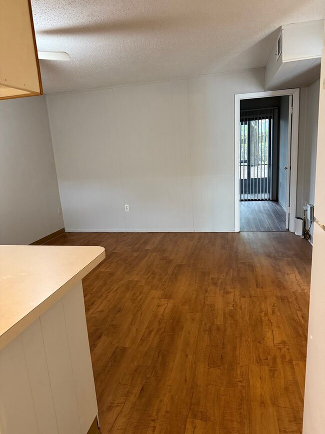 Building Photo - LEASE NOW AND ENJOY 50% OFF 2ND MONTH! Loc...