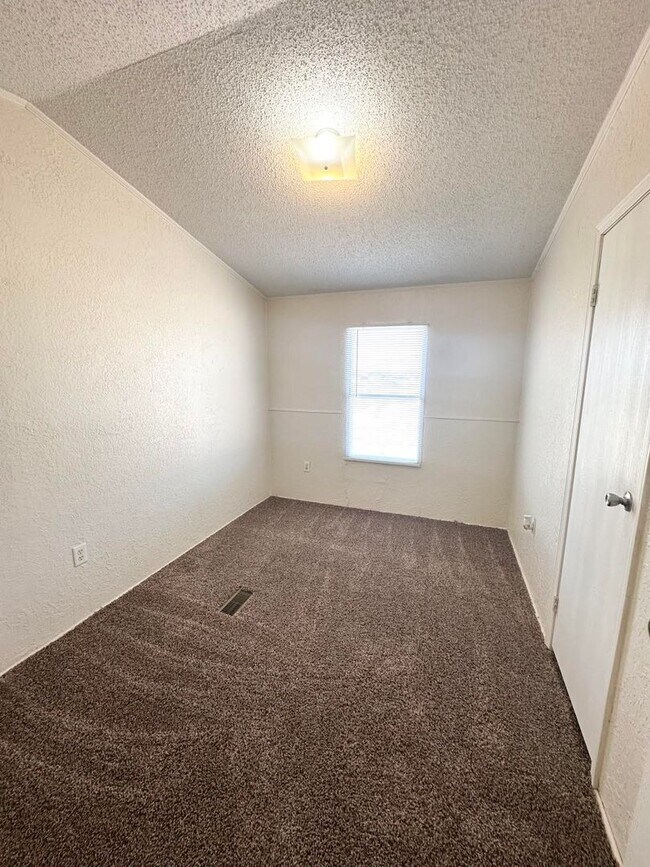 Building Photo - 3 Bed 2 Bath Sitting on 2 Acres