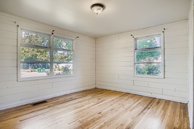 Building Photo - Charming Ranch Home with Spacious Yard and...