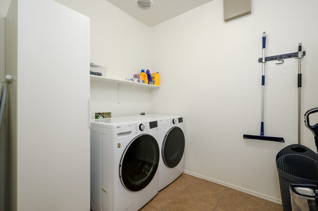 Building Photo - 5538 W Andrea Dr