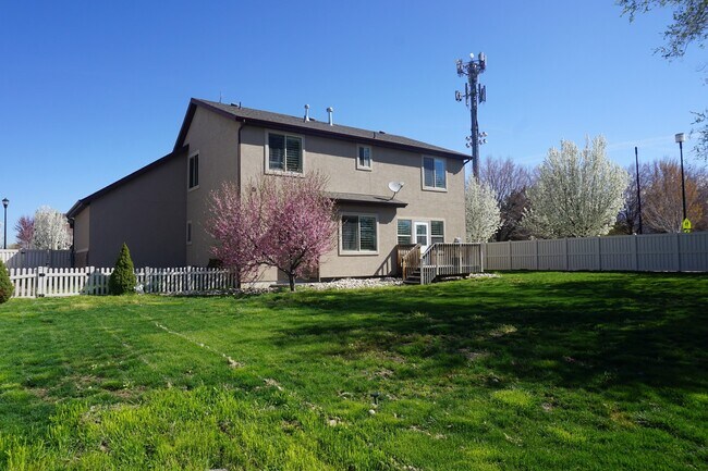 Building Photo - Gorgeous 4 Bedroom Sandy Home "Pet Friendly"