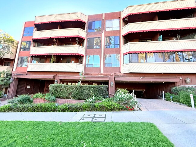 Building Photo - ***MOVE-IN SPECIAL 2 WEEKS FREE RENT***Beautiful Renovated Spacious Courtyard One Bedroom with pa...