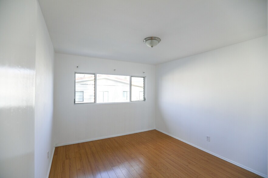 Building Photo - 250 S Sycamore Ave